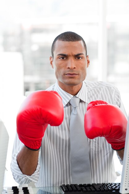 Homme d&#39;affaires grave avec des gants de boxe