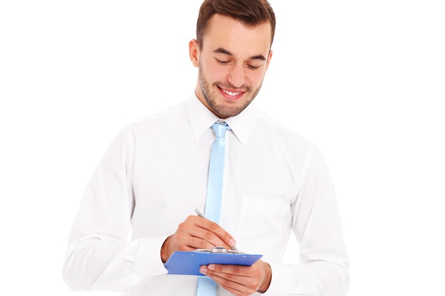un homme d'affaires heureux avec des documents sur fond blanc