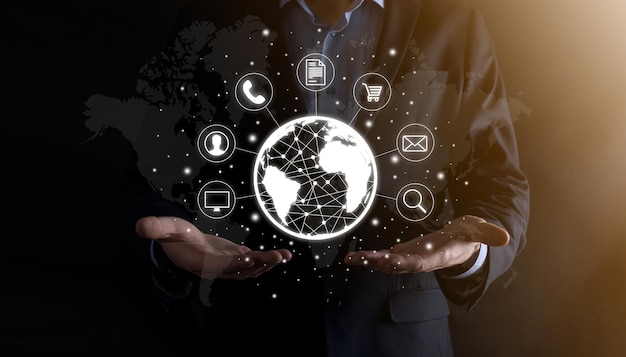 Homme d'affaires hiold, utiliser, appuyer sur l'icône infographique de la technologie communautaire numérique. Concept de haute technologie et de big data. Connexion globale.Internet des objets IoT . Réseau de communication de l'information sur les TIC .