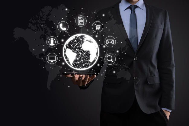 Homme d'affaires hiold, utiliser, appuyer sur l'icône infographique de la technologie communautaire numérique. Concept de haute technologie et de big data. Connexion globale.Internet des objets IoT . Réseau de communication de l'information sur les TIC .