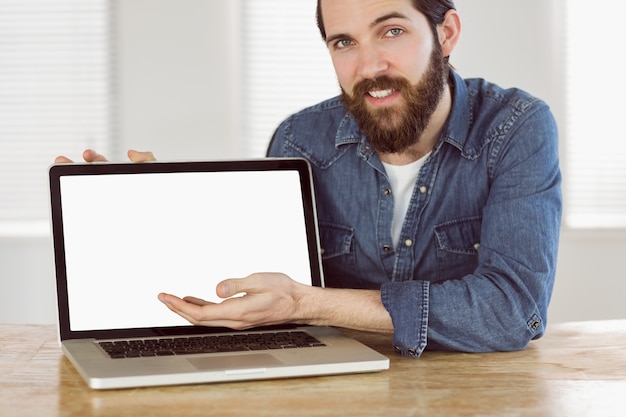 Homme d&#39;affaires hipster montrant son ordinateur portable