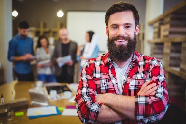 Homme d'affaires de hipster par table avec des collègues