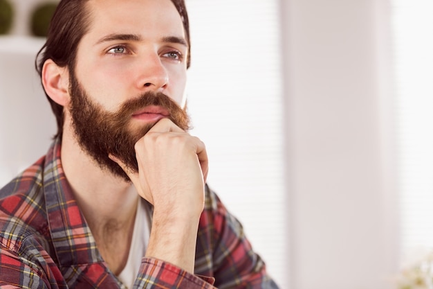 Homme d&#39;affaires hipster, pensant à son bureau