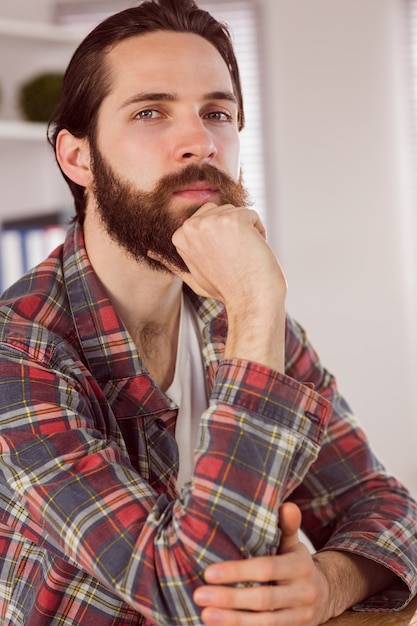 Homme d&#39;affaires hipster, pensant à son bureau