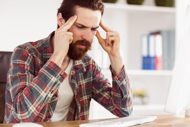 Homme d&#39;affaires hipster a souligné à son bureau