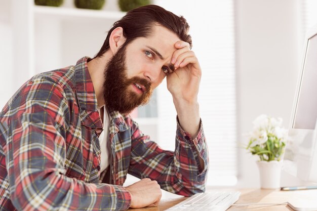 Homme d&#39;affaires hipster a souligné à son bureau