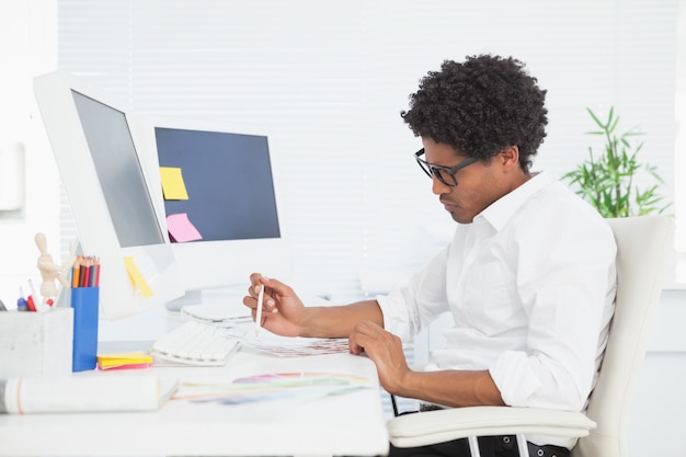 Homme d&#39;affaires hipster travaillant à son bureau