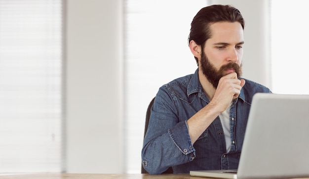 Homme d&#39;affaires hipster travaillant sur son ordinateur portable