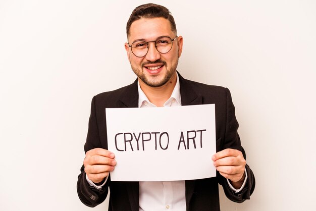 Homme d'affaires hispanique tenant une pancarte d'art crypto isolé sur fond blanc