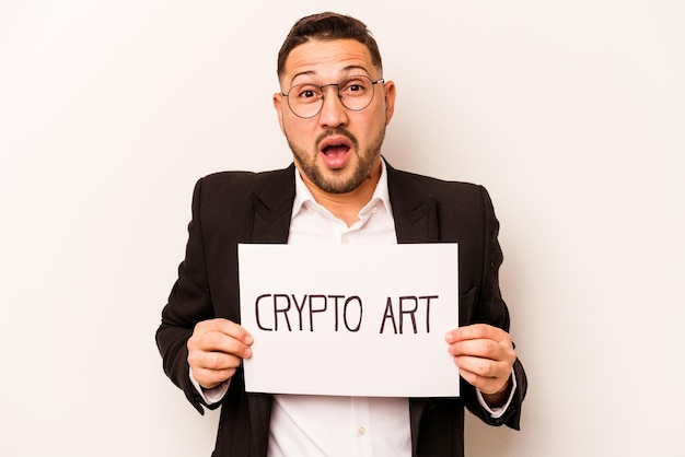 Homme d'affaires hispanique tenant une pancarte d'art crypto isolé sur fond blanc