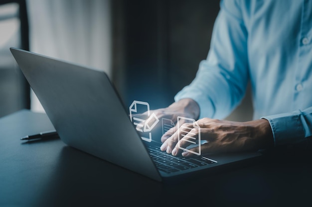 Homme d'affaires avec des hologrammes de fichiers de documents numériques Les fichiers de données sur des ordinateurs stockés sous forme de bases de données cloud peuvent être consultés en ligne et empêcher la perte de données de l'appareil Concept de gestion de fichiers de données