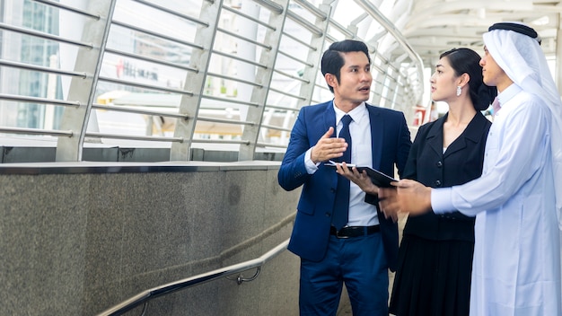 homme d&#39;affaires homme et femme travailleur parler et joie ensemble dans la situation