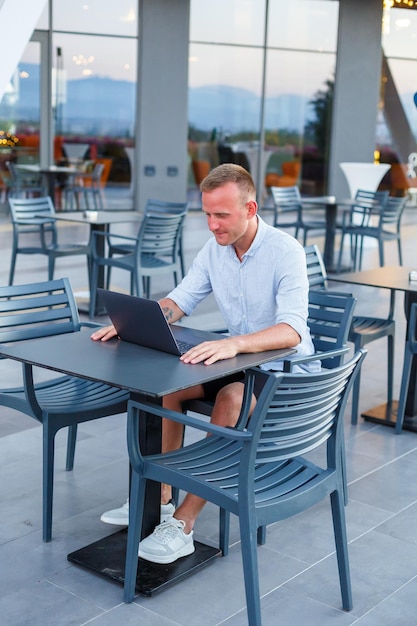 Homme d'affaires indépendant réussi utilisant un ordinateur portable au travail en vacances. Affaires, études, indépendant. Travail à distance