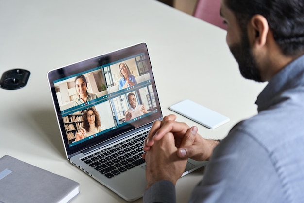 Photo homme d'affaires indien ayant une réunion d'équipe virtuelle lors d'une conférence vidéo