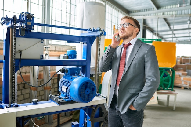 Homme d'affaires industriel parlant par téléphone