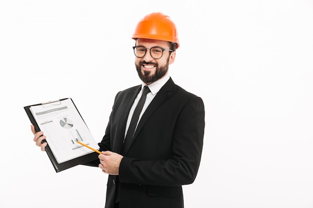 Homme d'affaires ingénieur en casque montrant des documents.