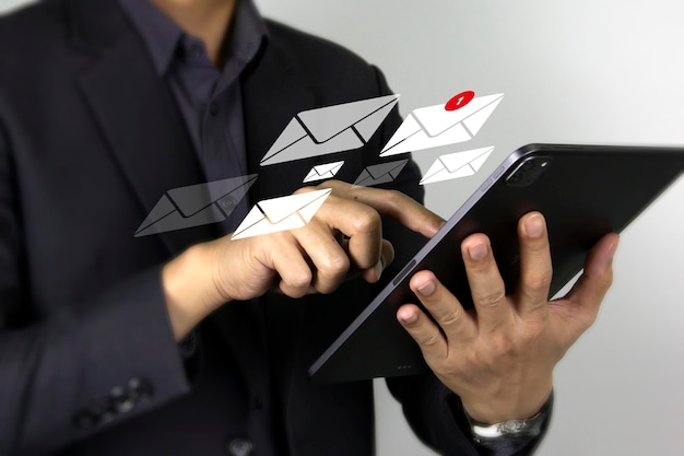 Un homme d'affaires intelligent touchant une nouvelle notification par e-mail pour la communication par e-mail d'entreprise