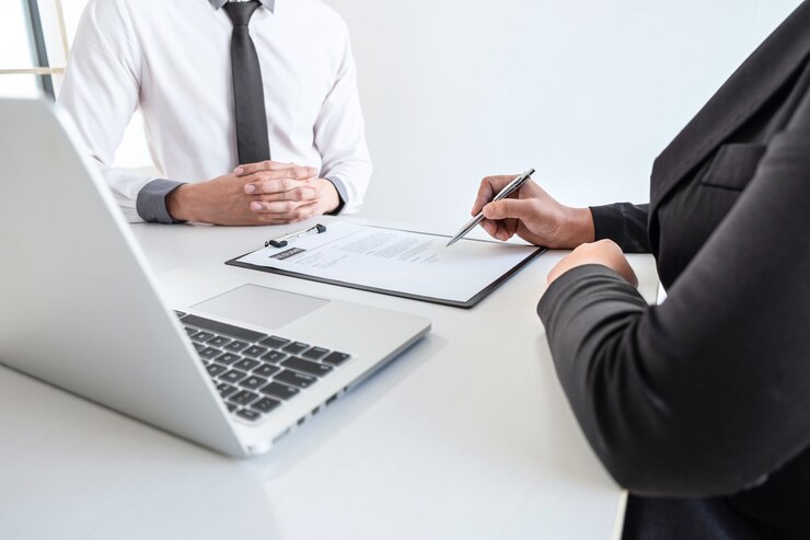 Homme d'affaires interviewe un candidat