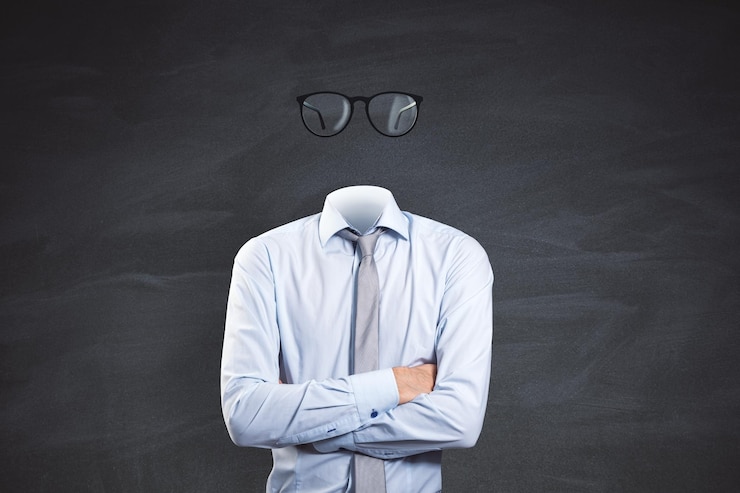 Photo homme d'affaires invisible sans tête, bras croisés et lunettes abstraites, debout sur fond de mur de tableau, concept commercial et secret