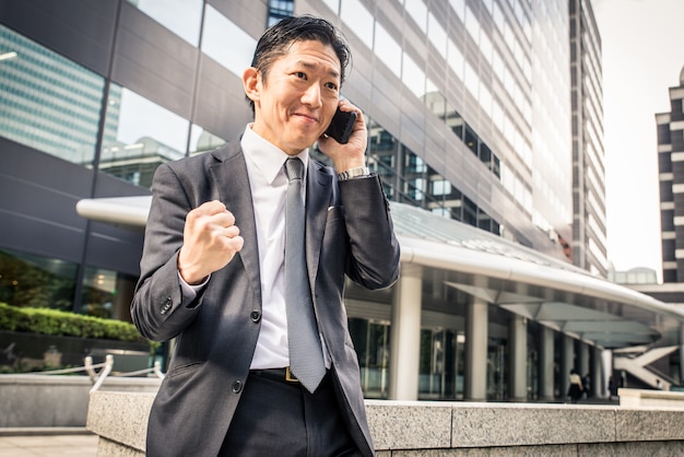 Homme d'affaires japonais à Tokyo avec costume d'affaires formel