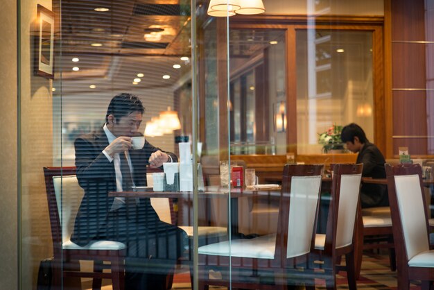 Homme D'affaires Japonais à Tokyo Avec Costume D'affaires Formel