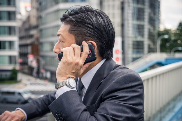 Homme d'affaires japonais à Tokyo avec costume d'affaires formel