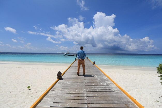 homme d'affaires sur la jetée du resort