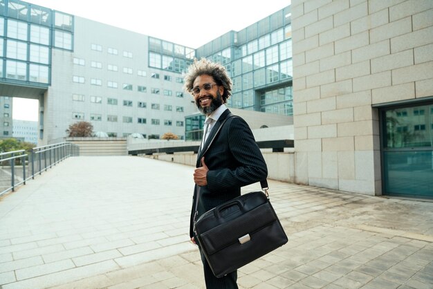 Homme d'affaires jeune entrepreneur devant son bureau