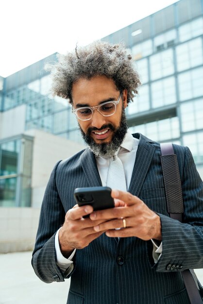 Homme d'affaires jeune entrepreneur devant son bureau