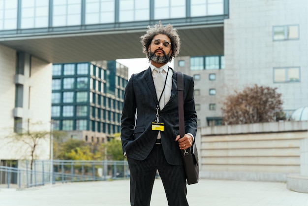 Homme d'affaires jeune entrepreneur devant son bureau