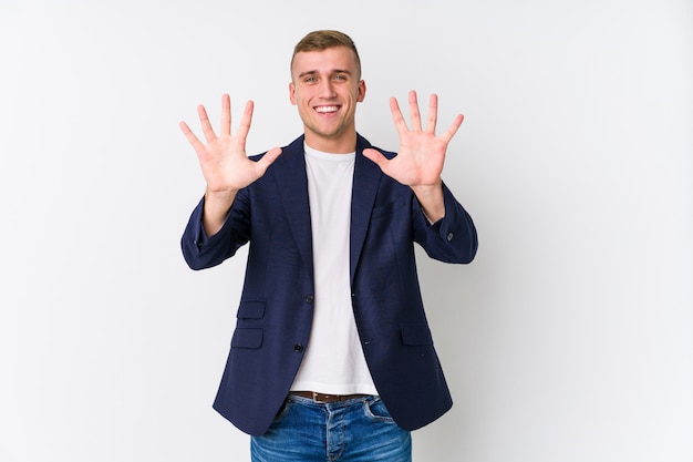 Homme d'affaires jeune entreprise montrant le numéro dix avec les mains.