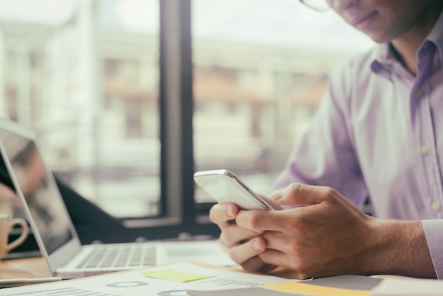 homme d&#39;affaires jeune travaillant avec ordinateur portable et des documents