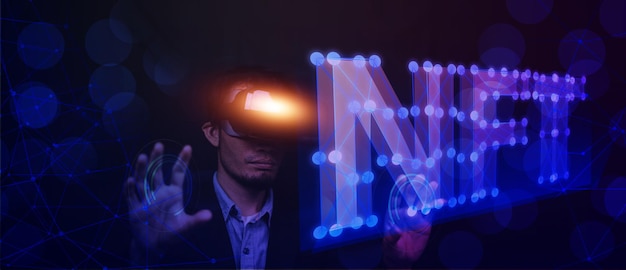 Homme d'affaires jouer VR lunettes de réalité virtuelle jeu de sport metaverse jeu NFT 3D cyber espace néon futuriste fond coloré