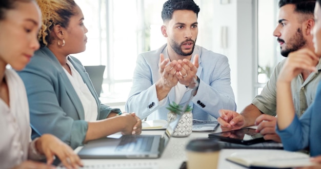 Photo homme d'affaires et leader avec réunion d'équipe et conversation pour le brainstorming de projet de groupe et l'objectif de croissance des ventes