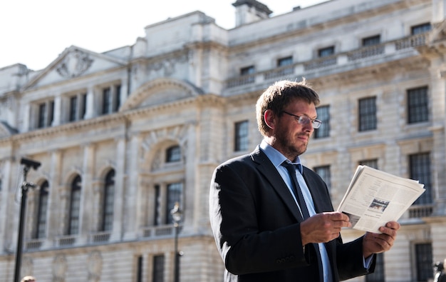 Homme affaires, lecture journal