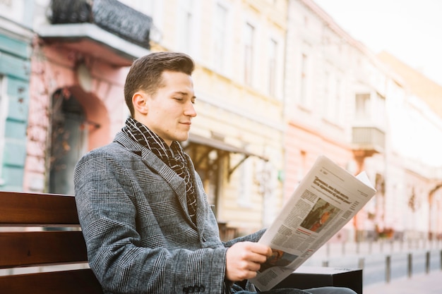 Photo homme d'affaires lisant un journal