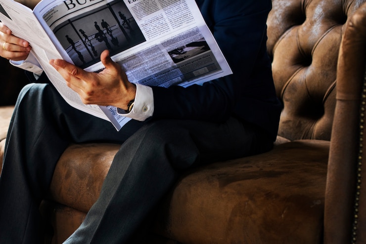 Photo un homme d&#39;affaires en lisant un journal