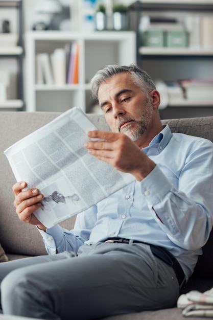 Homme d&#39;affaires en lisant un journal