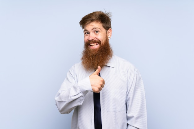 Homme d'affaires avec une longue barbe donnant un geste du pouce levé