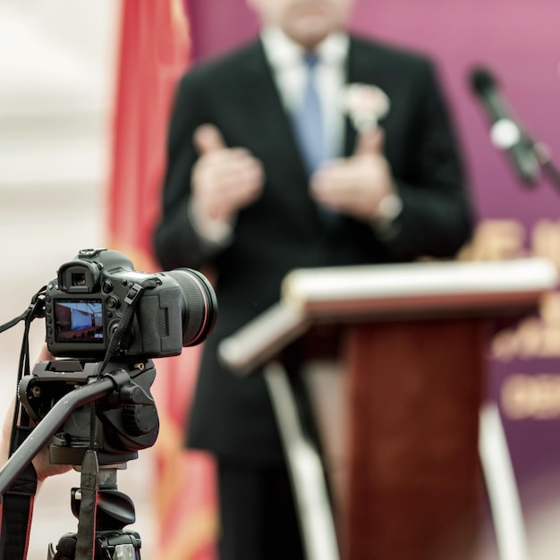 Homme d'affaires lors d'une conférence de presse