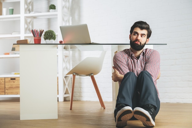 Homme d'affaires loufoque sur le sol du bureau