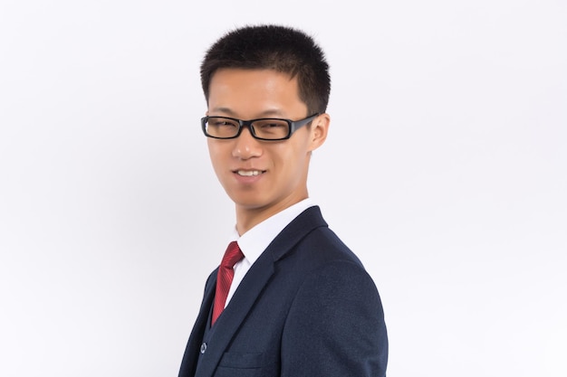 Un homme d'affaires avec des lunettes devant un fond blanc
