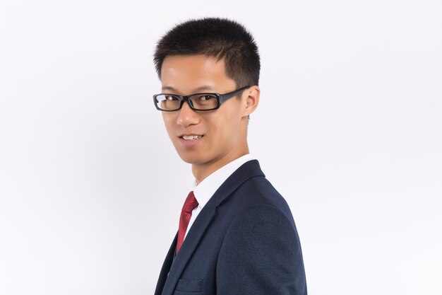 Un homme d'affaires avec des lunettes devant un fond blanc