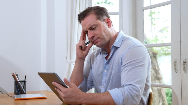 L'homme d'affaires lutte pour résoudre le problème du travail à partir de la maison synchronos