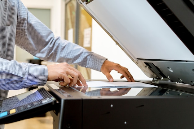 Homme d&#39;affaires main appuyez sur le bouton sur le panneau de l&#39;imprimante, imprimante scanner laser bureau copie machine fournitures commencent