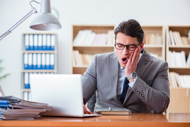 Homme d'affaires malade au bureau