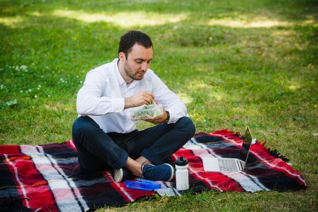 Homme affaires, manger déjeuner, dans jardin