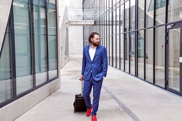 Homme d'affaires marchant avec des bagages