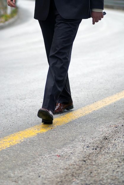 .homme d'affaires marchant sur la ligne jaune