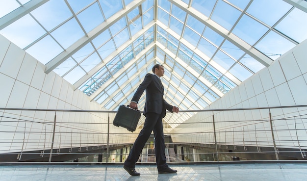 L'homme d'affaires marche sur le balcon du bureau